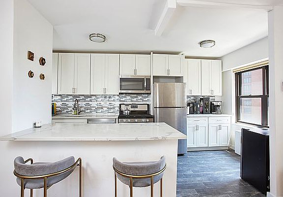 5th image of 20 W 64th St APT 15D