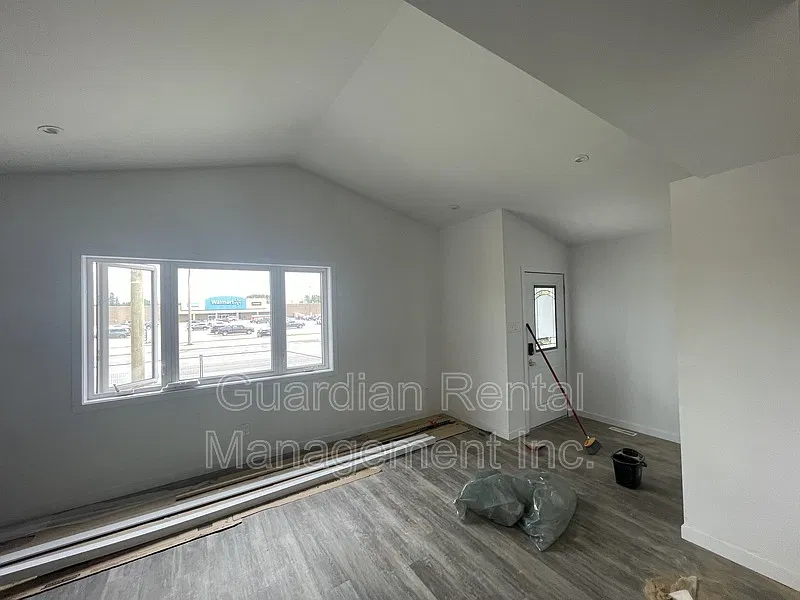 5 bed, 3.0 bath, 1800 sqft, $3,700 — Photo 4