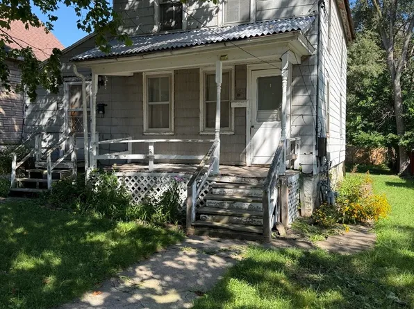 220 1st St, Woodstock, IL 60098