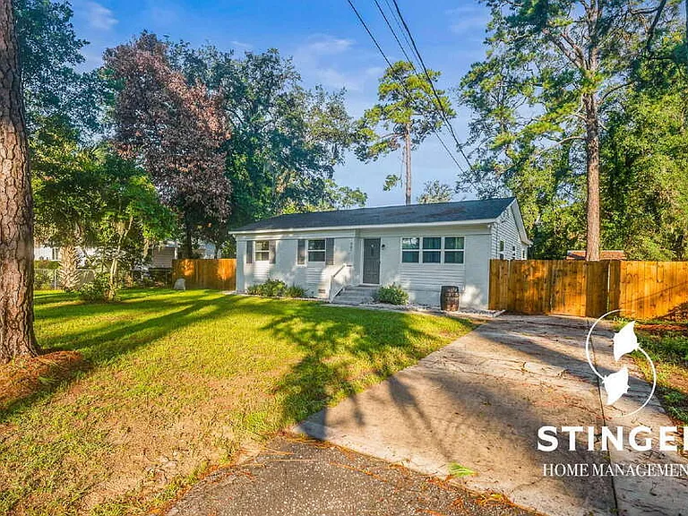 907 Belleview Cir W — Photo 3