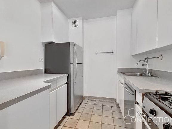 5th image of 300 E 40th St #D23