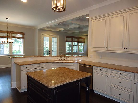 3rd image of 162 Hopkinton Dr
