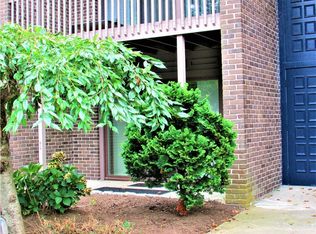 125 Van Zandt Ave APT 102, Newport, RI 02840