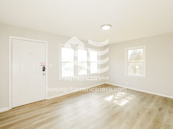535513_002_living_room_3.jpg