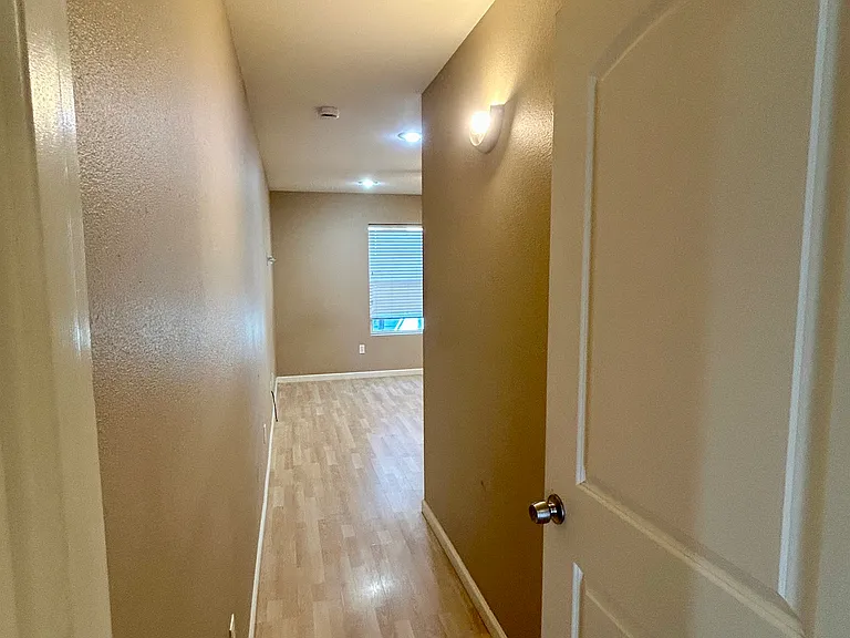 240 N Van Ness Ave — Photo 12