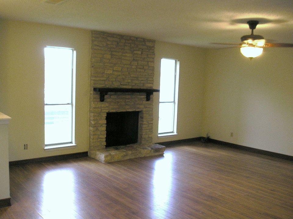 livingroom w gas fireplace
