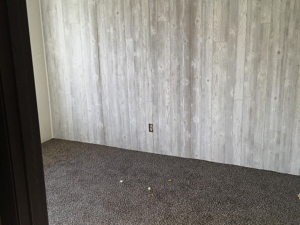 2nd image of 1104 Eisenhower Dr #B
