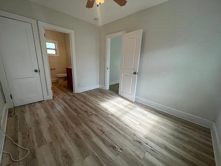 242 Taylor Ave S #1/2 — Photo 18