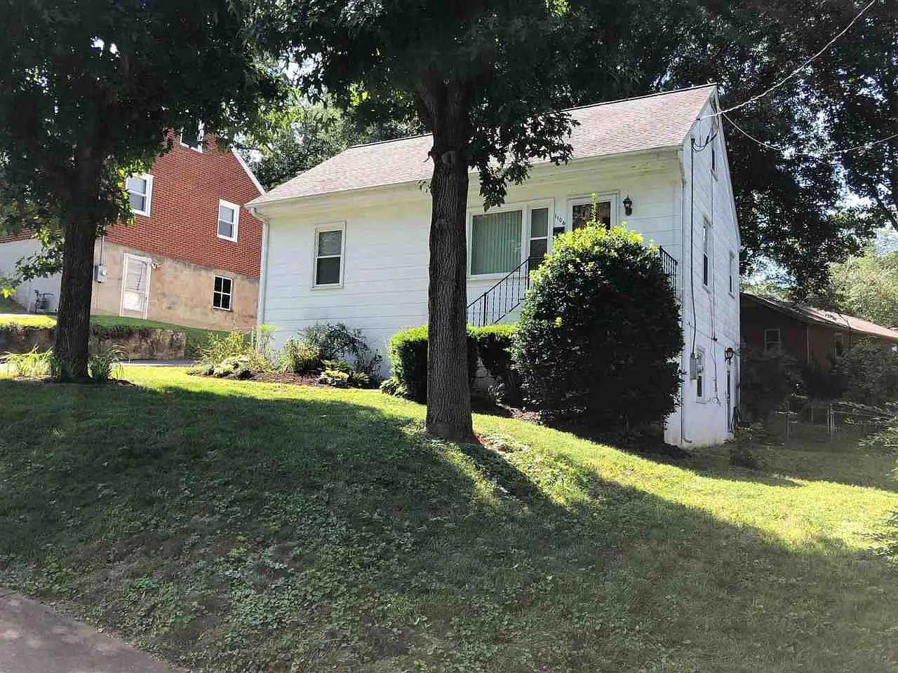 1106 Forest Hills Ave photo 1
