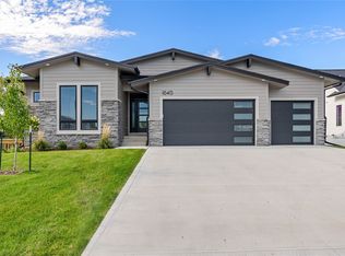 16415 Ironwood Ln, Urbandale, IA 50323