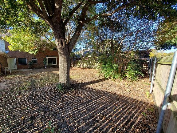 5th image of 318 W Saddlebrook Dr