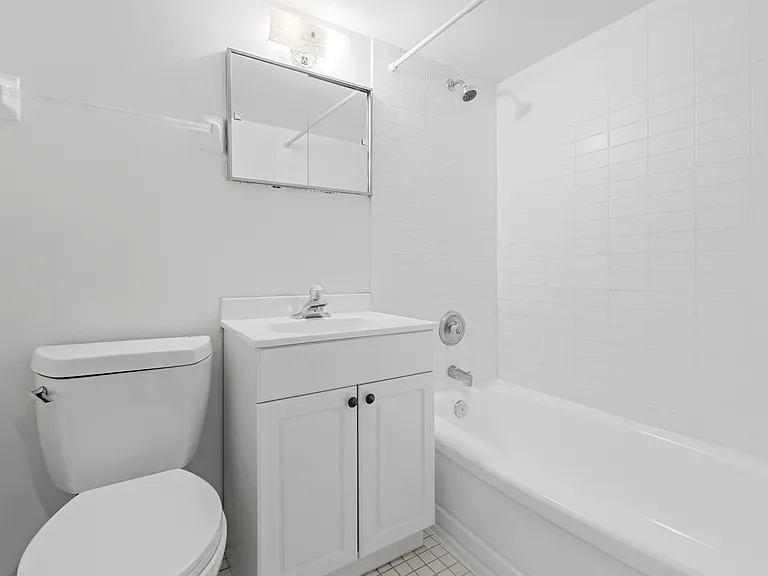 235 Somerset St W — Photo 35