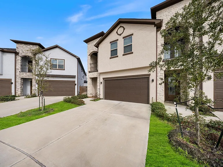 2019 Olivos St — Photo 3