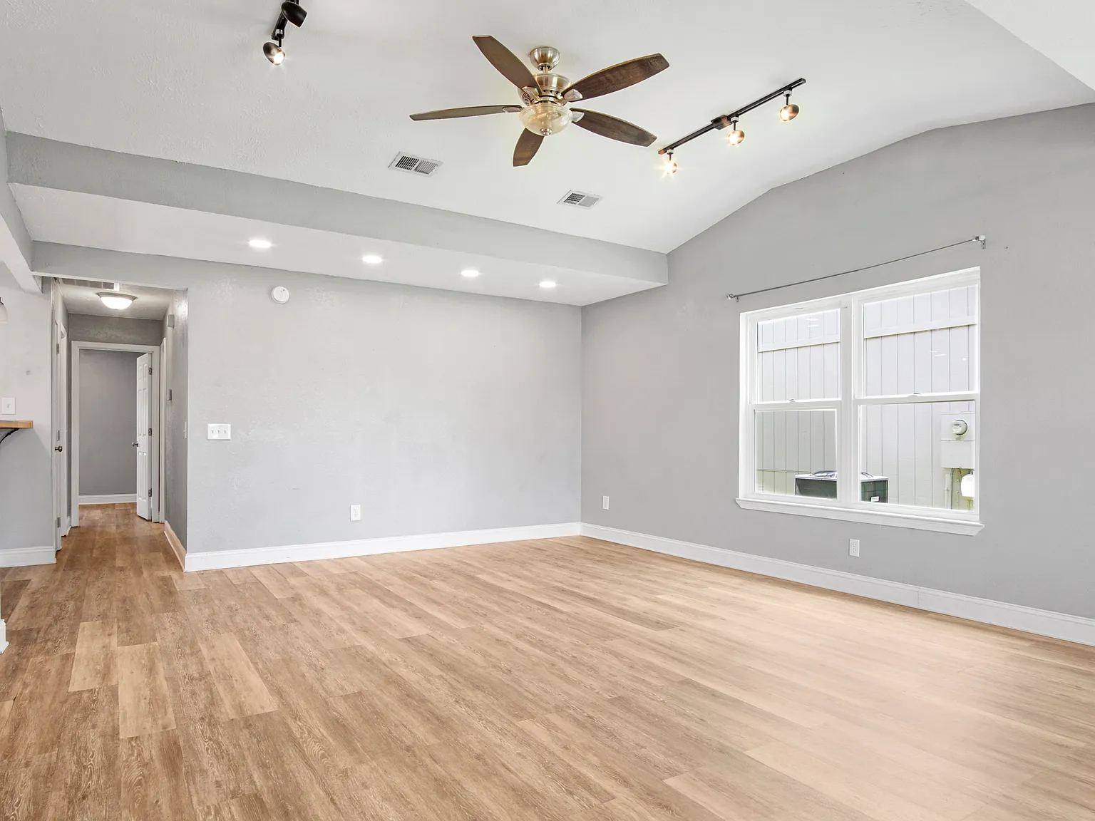 3 bed, 1388 sqft, $2,000 — Photo 3