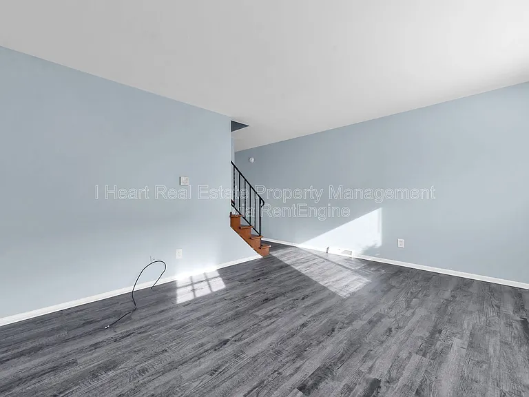 880 N Meadows Ct #J — Photo 4