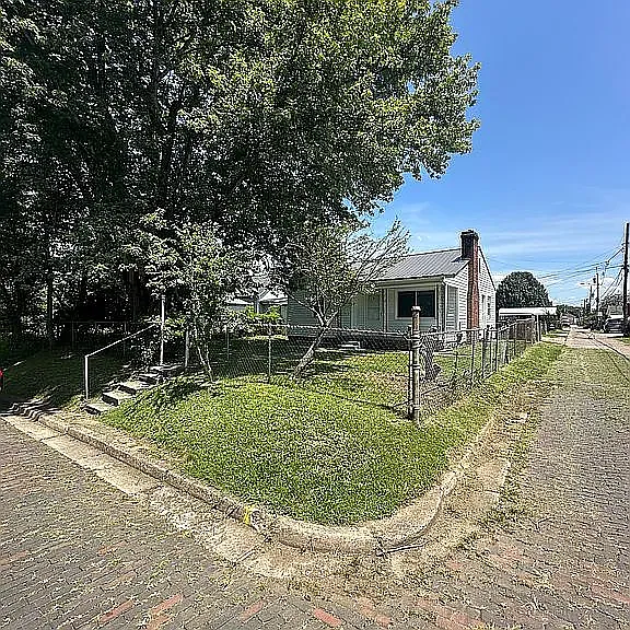 2 bed, 748 sqft, $1,200 — Photo 2