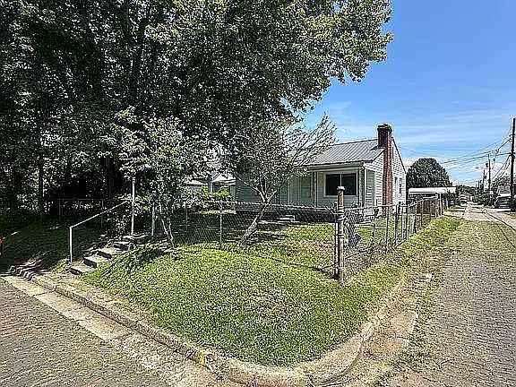 2nd image of 2 27th St