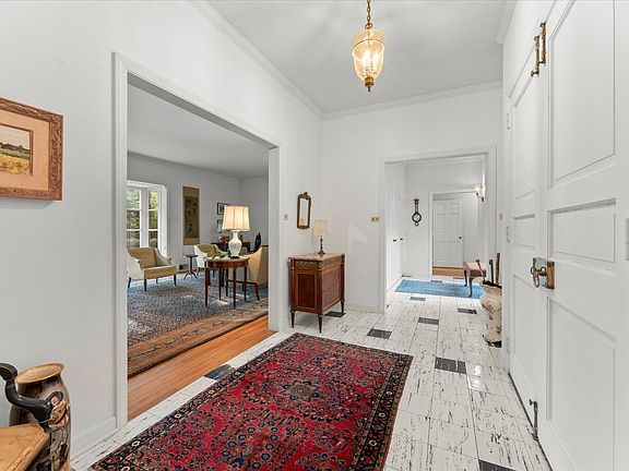 5th image of 1110 Country Ln