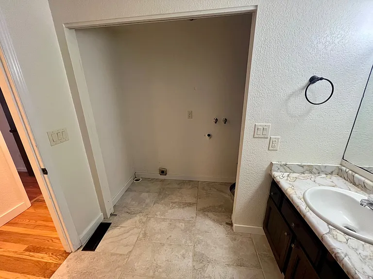 2570 Aztec Ave — Photo 27