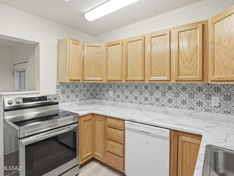 1419 E Linden St — Photo 7