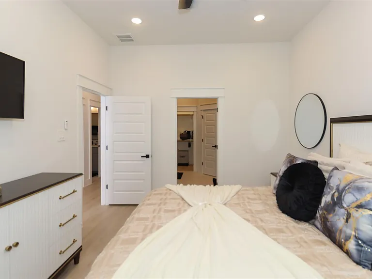 4902 Higgins St #B — Photo 16