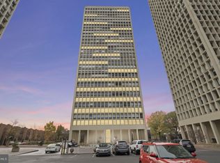 210 Locust St APT 21E, Philadelphia, PA 19106