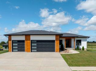 110 Kestrel Cir, Waterloo, IA 50701