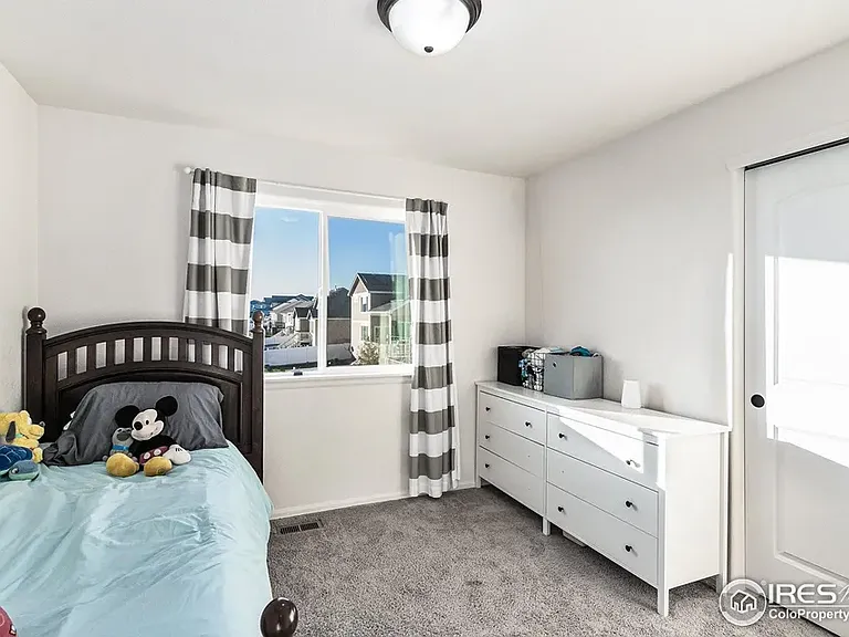 985 Axis Dr — Photo 17