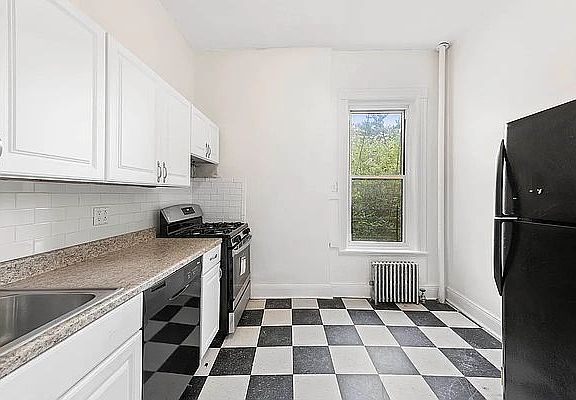 3rd image of 395 Henry St APT 4S