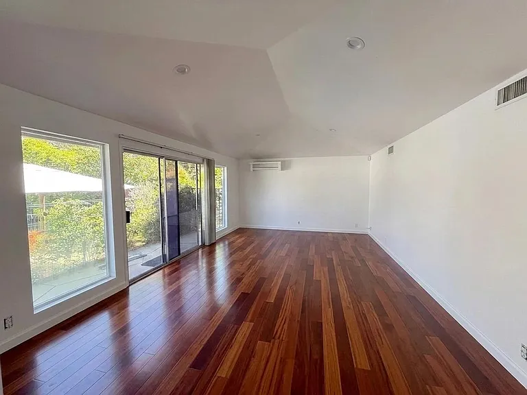 2120 Highland Oaks Dr — Photo 12