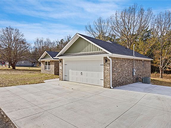 3rd image of 500 Scott Ln