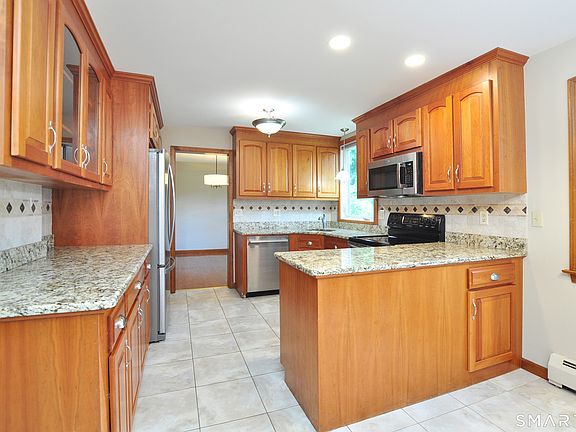 4th image of 28 Somerset Drive
