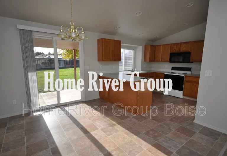 1899 E Chimere Dr — Photo 2