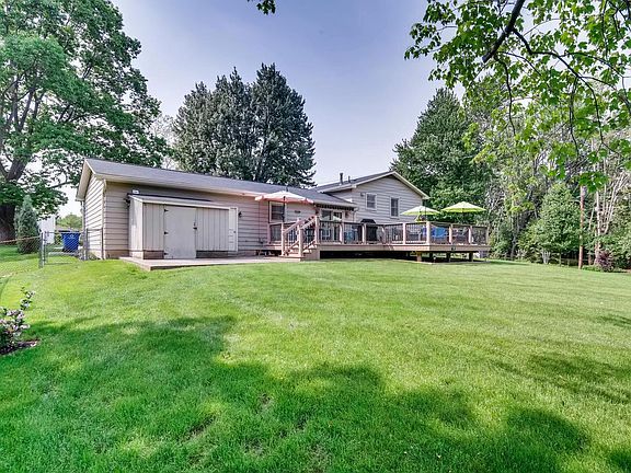 3rd image of 901 Kenmure Ct