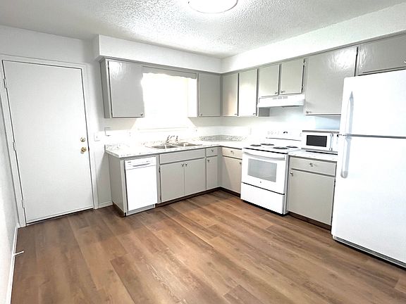 5th image of 902 SE H St #B
