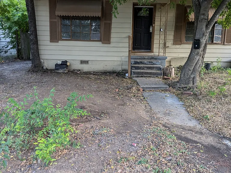 1046 Poinsettia — Photo 17