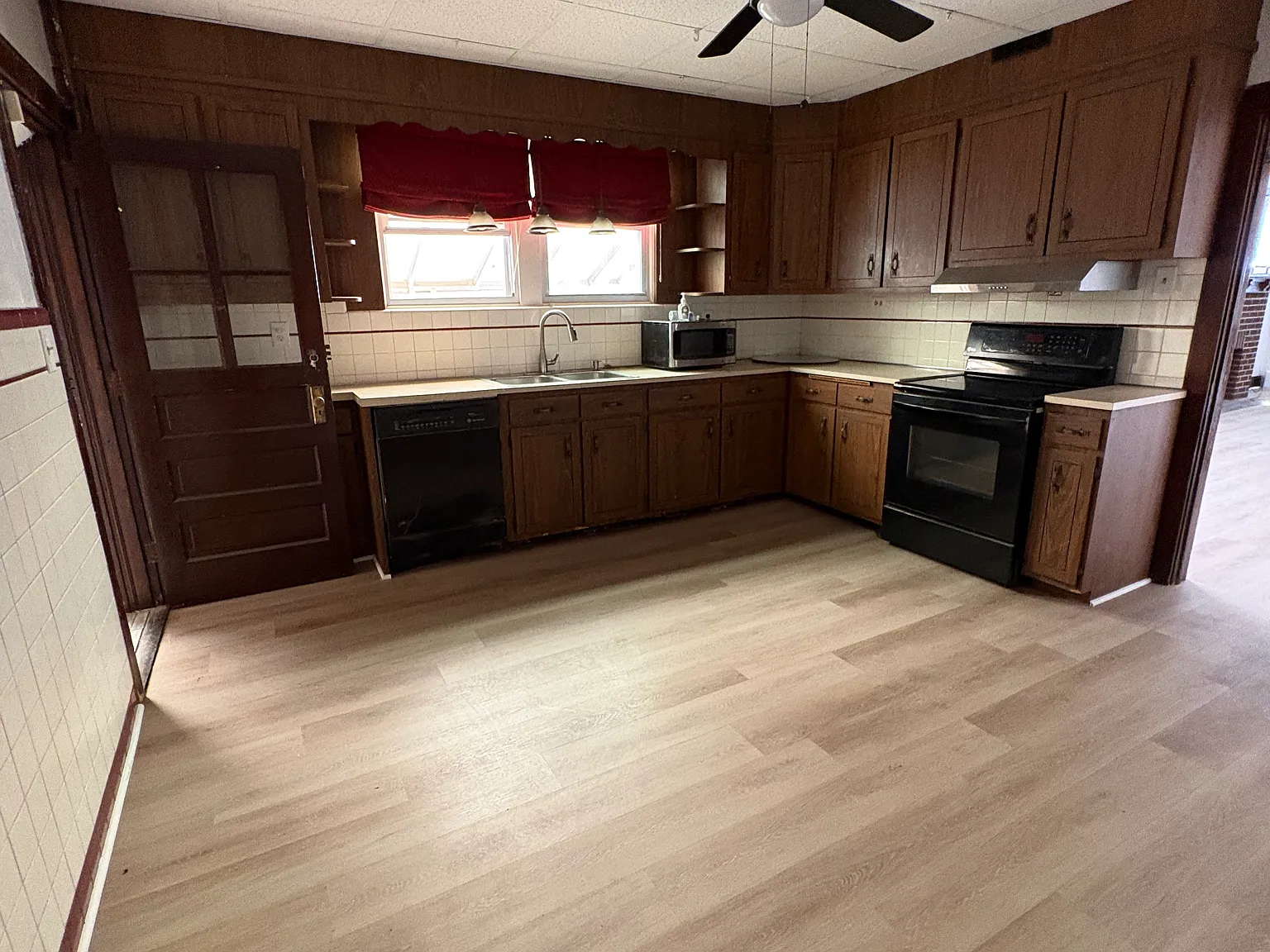3 bed, 1.5 bath, $2,500 — Photo 2