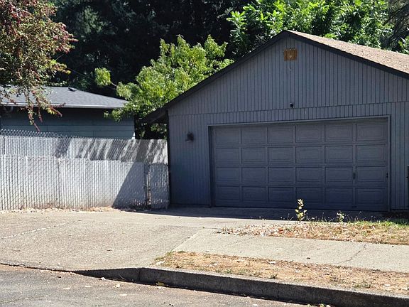 2nd image of 2718 SE 101st Ave