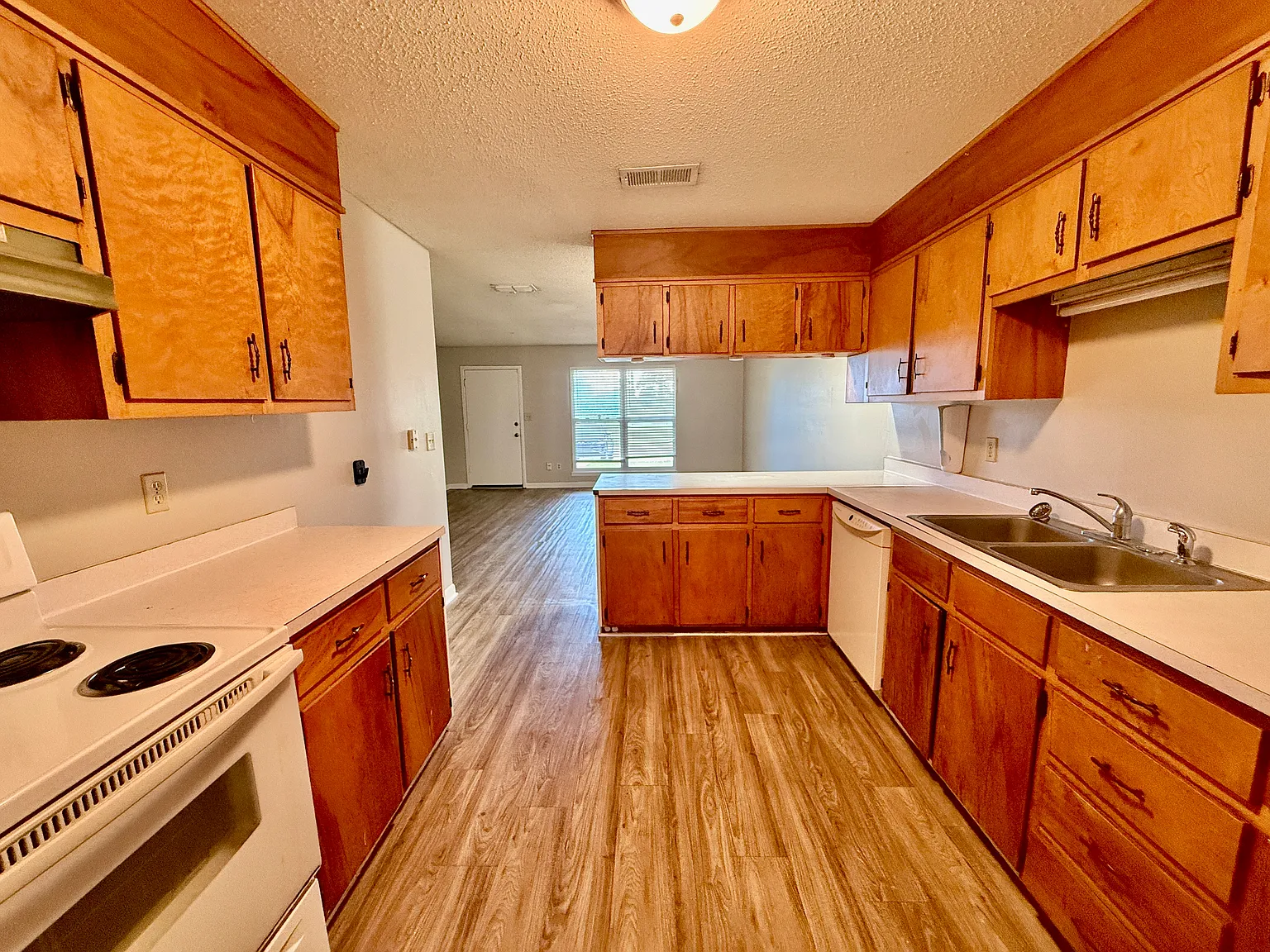 Spacious 3 Bedroom Duplex — Photo 4