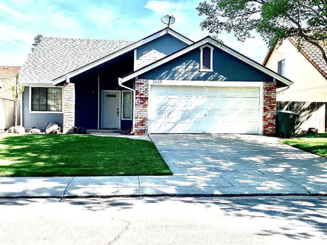 2429 Woodvale Dr photo 1