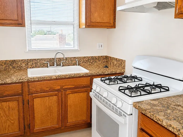 1351 S Cochran Ave #7 — Photo 7