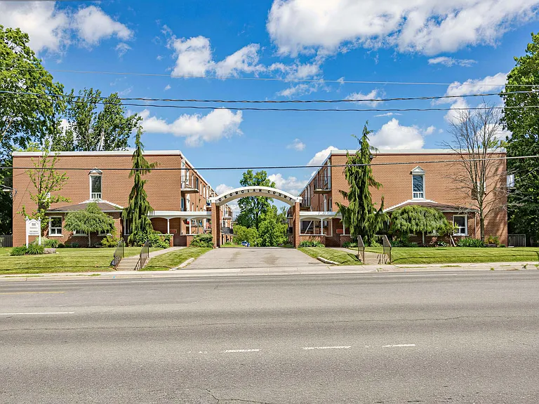 840 Dundas St E — Photo 8