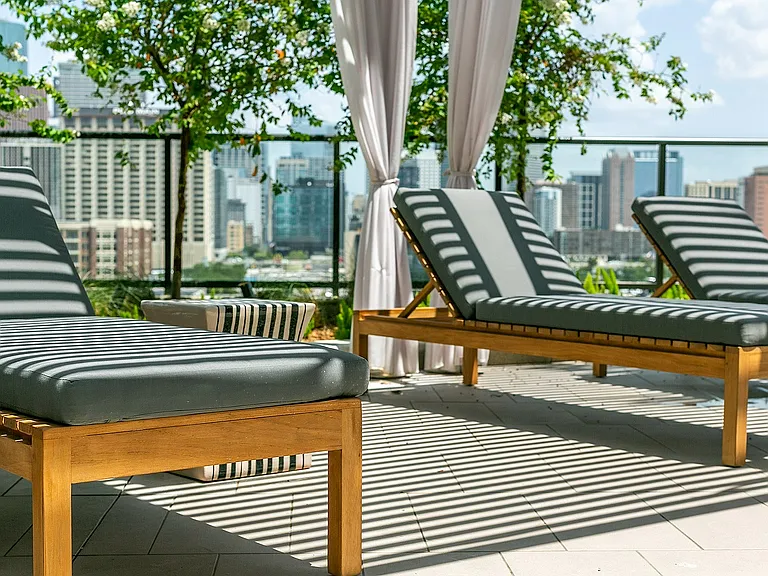 Drewery Place - Your Poolside Urban Oasis