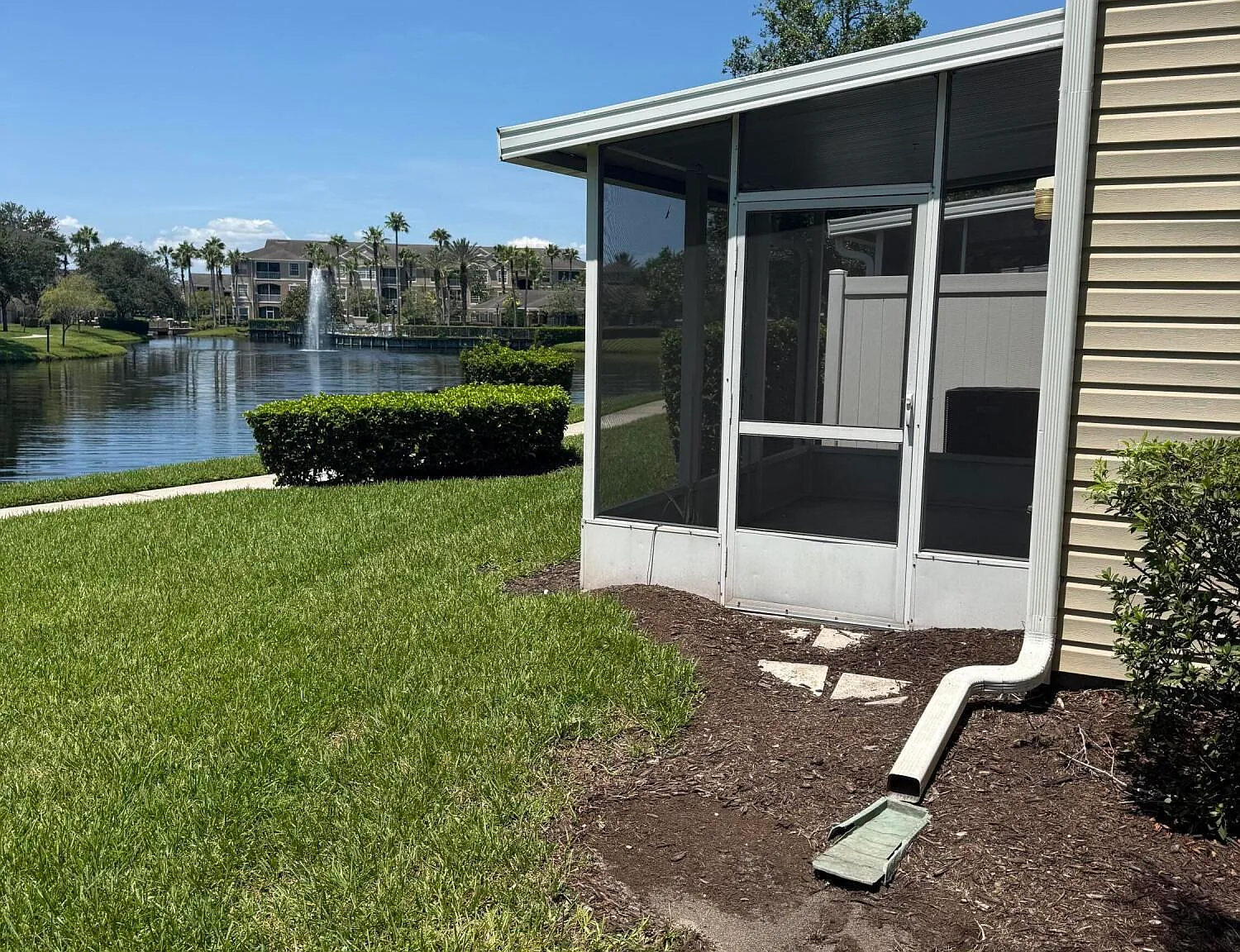 3 bed, 2.5 bath, 1659 sqft, $2,400 — Photo 3