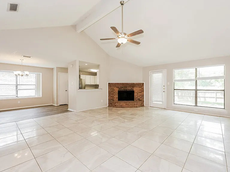 922 Elliott Dr — Photo 5