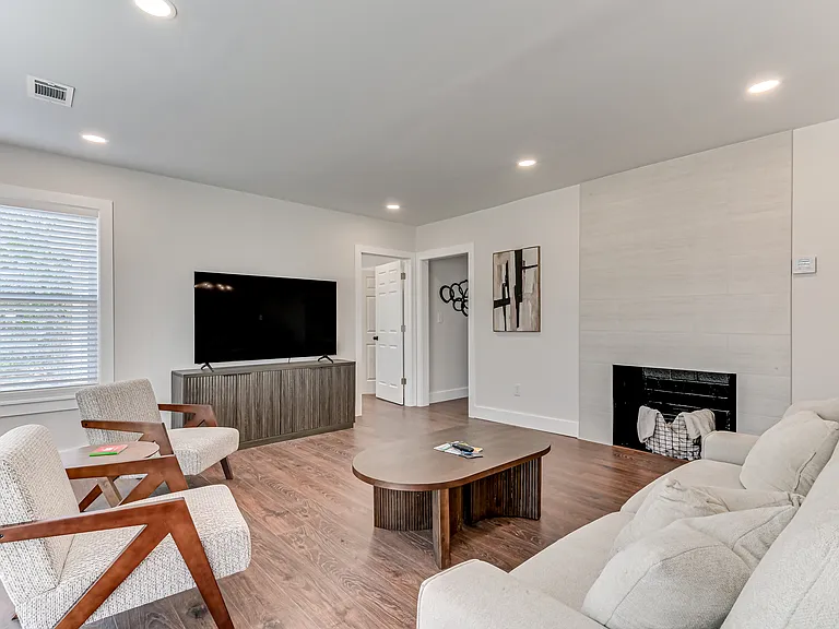 1813 Courtney Dr — Photo 4