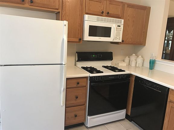 4th image of 666 Chancery Ln #31