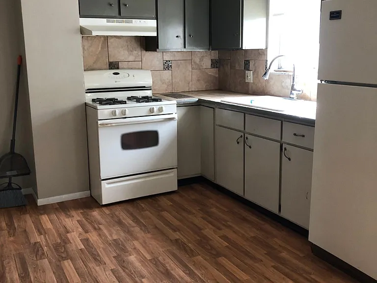 1603 Woodland Ave NW — Photo 2