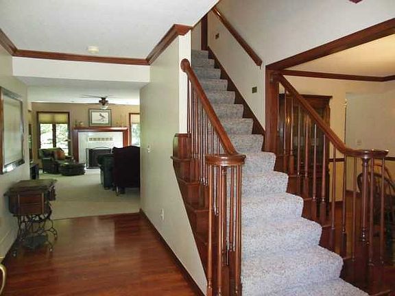 4th image of 9861 Camelot St