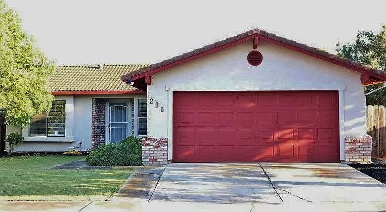 205 Lilac Ave — Photo 1